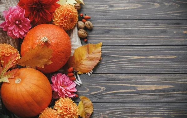 美しいカボチャ 秋の花 素朴な木製の背景にクルミ テキストのためのスペースとフラットレイアウト 季節ごあいさつカード 暗いテーブルの上の秋の組成 ハッピーサンクスギビング — ストック写真
