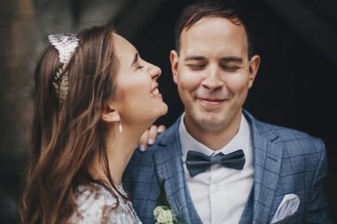 Eski kilisenin arka planında mutlu gelin ve damat portresi. Romantik bir an. Provence düğünü. Avrupa 'da kucaklaşan güzel duygusal evlilik çifti