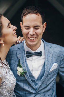 Eski kilisenin arka planında mutlu gelin ve damat portresi. Romantik bir an. Provence düğünü. Avrupa 'da kucaklaşan güzel duygusal evlilik çifti