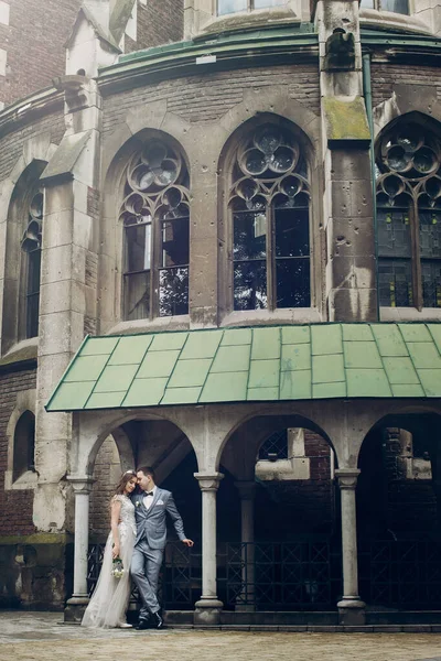 Elegante Novia Novio Abrazando Fondo Antigua Iglesia Momento Romántico Boda — Foto de Stock