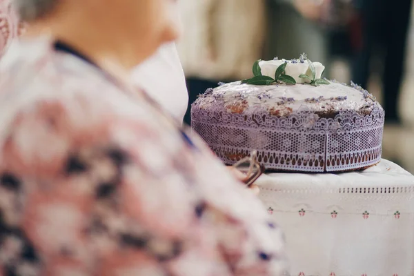 ラベンダーとバラと美しい伝統的なウクライナの結婚式のローフ 祝福の花嫁と新郎のための伝統的なウクライナの結婚式のローフ — ストック写真
