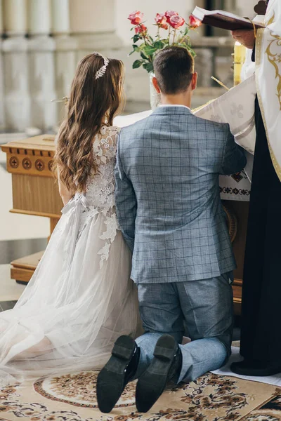 Novia Emocional Elegante Novio Haciendo Juramentos Tomándose Mano Sagrada Biblia —  Fotos de Stock