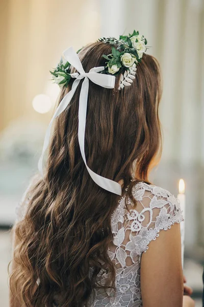 Stilvolle Braut Blumenkronen Mit Kerze Während Der Heiligen Trauung Der — Stockfoto