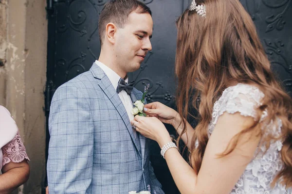 Noiva Elegante Colocando Boutonniere Floral Terno Noivo Fundo Igreja Após — Fotografia de Stock