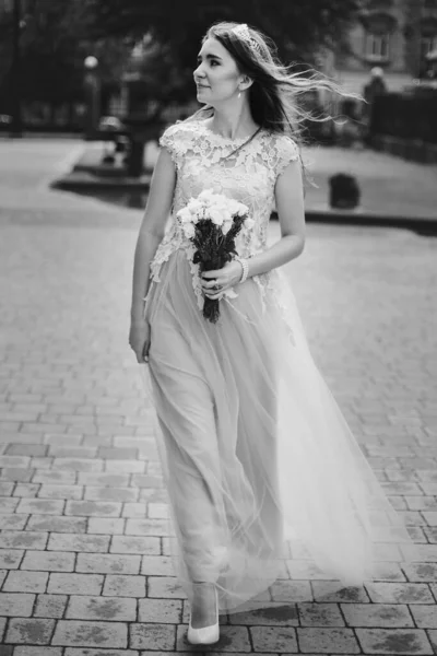 Hermosa Novia Feliz Vestido Vintage Elegante Caminando Calle Soleada Fondo — Foto de Stock