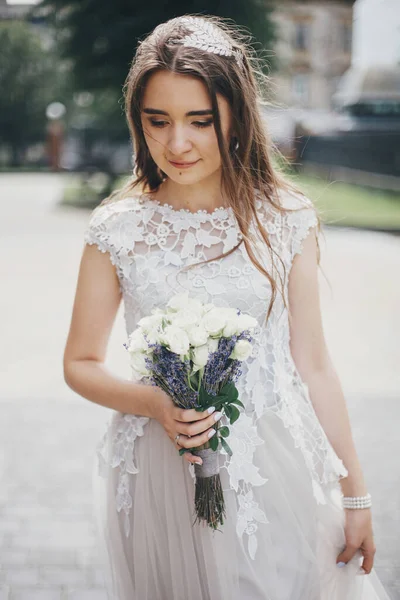 Novia Sensual Vestido Elegante Caminando Con Ramo Boda Rosas Lavanda — Foto de Stock