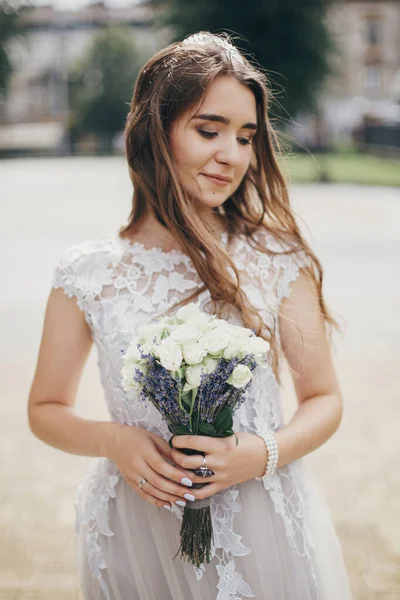 Sensuell Brud Stilren Klänning Stående Med Bröllopsbukett Rosor Och Lavendel — Stockfoto