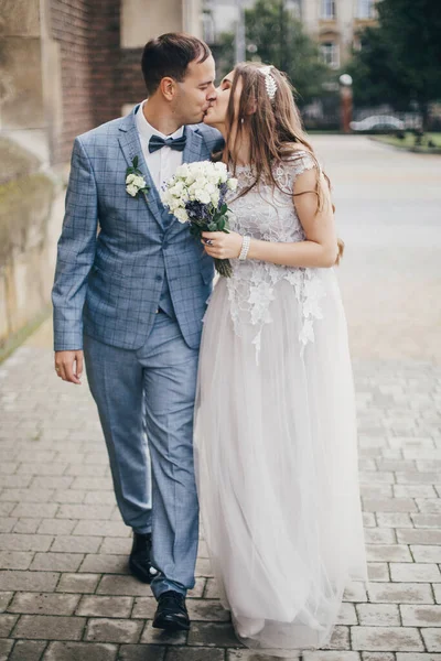 Belo Casal Casamento Emocional Beijando Andando Cidade Europeia Casamento Provence — Fotografia de Stock