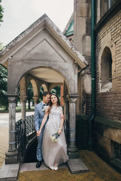 美しい官能的な結婚式のカップルが優しくヨーロッパの都市で抱擁 プロバンス結婚式 古い教会を背景にしたスタイリッシュな花嫁と新郎 ロマンチックな瞬間 — ストック写真