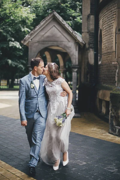 Hermosa Pareja Boda Emocional Besándose Caminando Ciudad Europea Boda Provenza — Foto de Stock