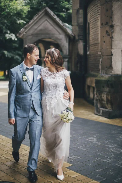 Pasangan Cantik Yang Emosional Tersenyum Dan Berjalan Kota Eropa Pernikahan — Stok Foto