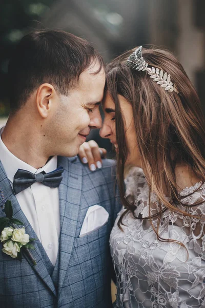 Hermosa Pareja Boda Emocional Riendo Abrazándose Ciudad Europea Boda Provenza —  Fotos de Stock