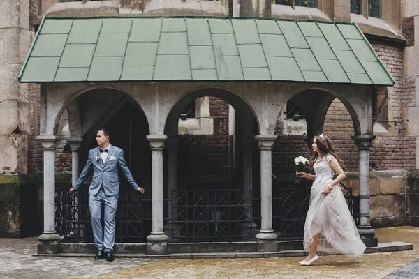 Snygg Glad Brud Och Brudgum Promenader Bakgrund Kyrkan Provence Bröllop — Stockfoto