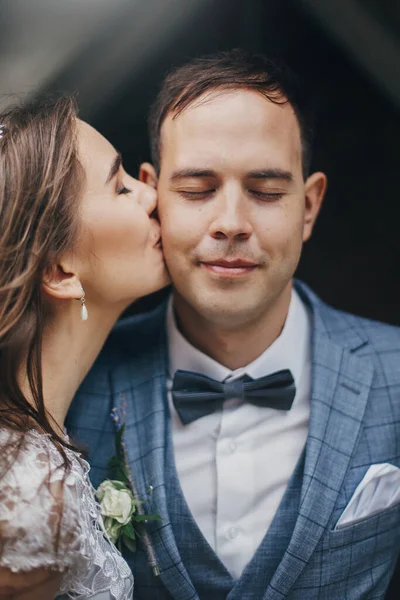 Noiva Elegante Beijando Noivo Feliz Bochecha Fundo Igreja Velha Momento — Fotografia de Stock