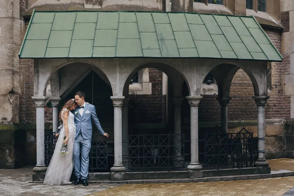 Hermosa Pareja Boda Sensual Abrazándose Suavemente Ciudad Europea Boda Provenza — Foto de Stock