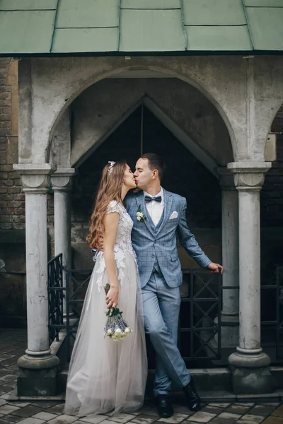 Noiva Elegante Noivo Beijando Abraçando Fundo Igreja Velha Momento Romântico — Fotografia de Stock