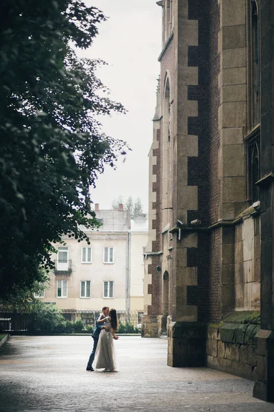 Stijlvolle Bruid Bruidegom Dansen Achtergrond Van Oude Kerk Regenachtige Straat — Stockfoto