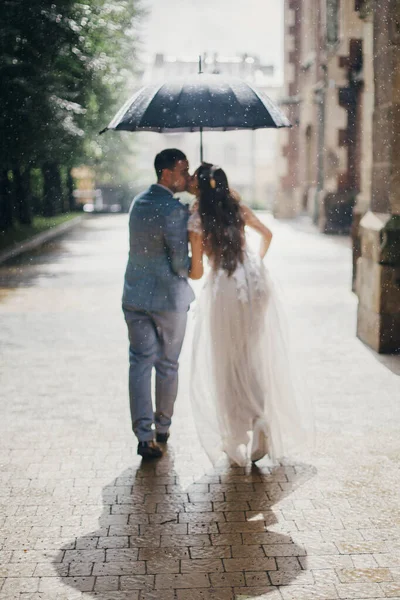 Gotas Lluvia Fondo Novia Borrosa Elegante Novio Caminando Bajo Paraguas —  Fotos de Stock