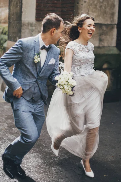 Elegante Novia Feliz Novio Corriendo Fondo Vieja Iglesia Calle Lluviosa —  Fotos de Stock