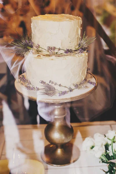 Gâteau Mariage Rustique Élégant Avec Décor Lavande Chardon Sur Stand — Photo