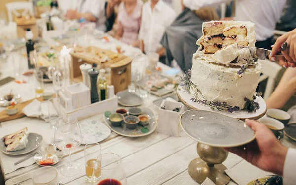 식당에서 맛있는 현대의 케이크를 자르는 신부와 신랑의 닫으세요 아름다운 부부가 — 스톡 사진