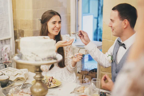 Stylová Šťastná Nevěsta Ženich Ochutnávka Lahodný Moderní Dort Stylové Restauraci — Stock fotografie