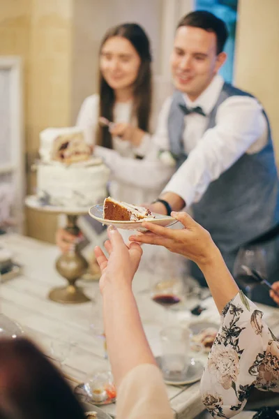 Noiva Feliz Noivo Dando Delicioso Bolo Moderno Para Hóspedes Restaurante — Fotografia de Stock
