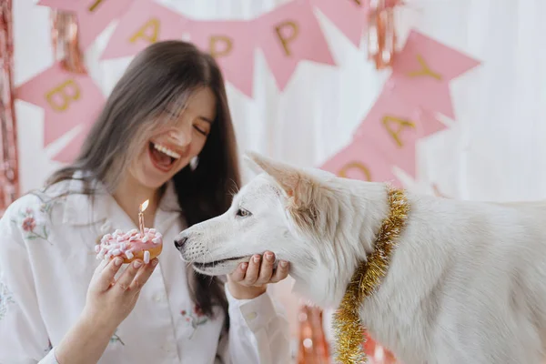 Jovem Feliz Celebrando Primeiro Aniversário Cão Com Donut Festivo Com — Fotografia de Stock