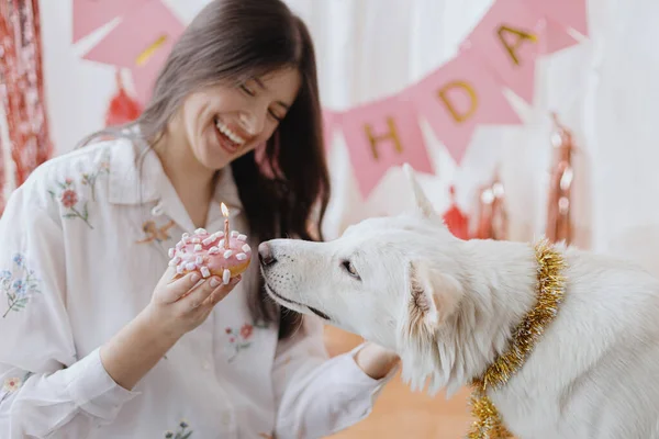 Fiesta Cumpleaños Del Perro Feliz Joven Mujer Celebrando Primer Cumpleaños —  Fotos de Stock