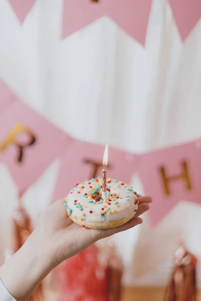 Delicioso Donut Aniversário Com Vela Mão Fundo Grinalda Rosa Decorações — Fotografia de Stock
