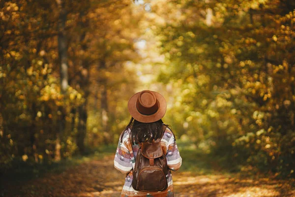 Stylische Hipsterin Mit Rucksack Und Hut Spaziert Durch Sonnige Herbstliche — Stockfoto