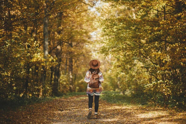 Güneşli Sonbahar Ormanlarında Şapkalı Sırt Çantalı Şık Bayan Hipster Genç — Stok fotoğraf