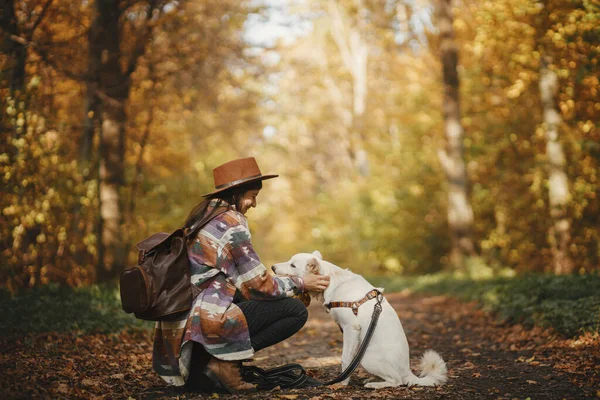 Stilvolle Reiseleiterin Mit Hut Und Rucksack Sitzt Mit Niedlichem Hund — Stockfoto