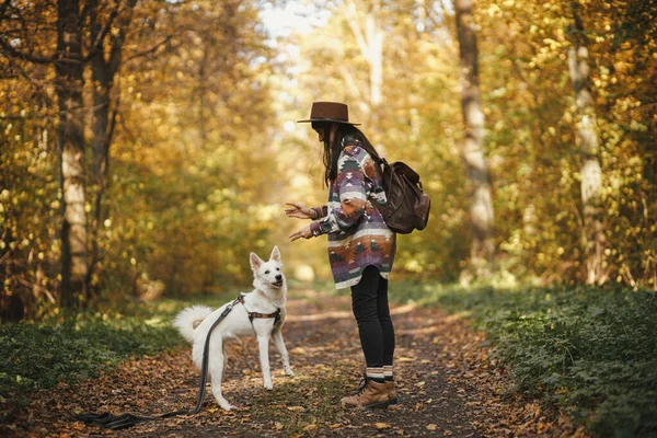 Stilvolle Frau Mit Hut Und Rucksack Spielt Mit Lustigen Süßen — Stockfoto