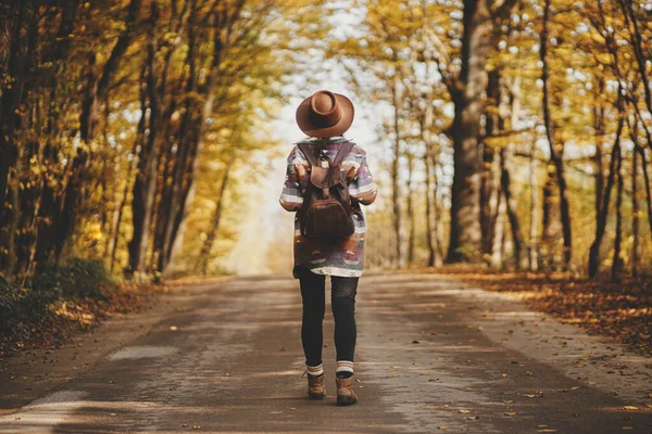 Mujer Elegante Viajero Sombrero Con Mochila Caminando Por Carretera Bosques —  Fotos de Stock