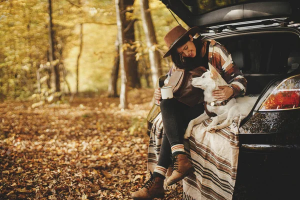 Stylische Glückliche Reisende Die Mit Niedlichem Hund Kofferraum Eines Autos — Stockfoto