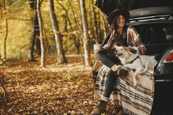 Reise Und Roadtrip Mit Haustier Stylische Glückliche Reisende Mit Tasse — Stockfoto
