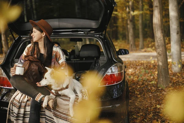 Reise Und Roadtrip Mit Haustier Stylische Glückliche Reisende Mit Tasse — Stockfoto