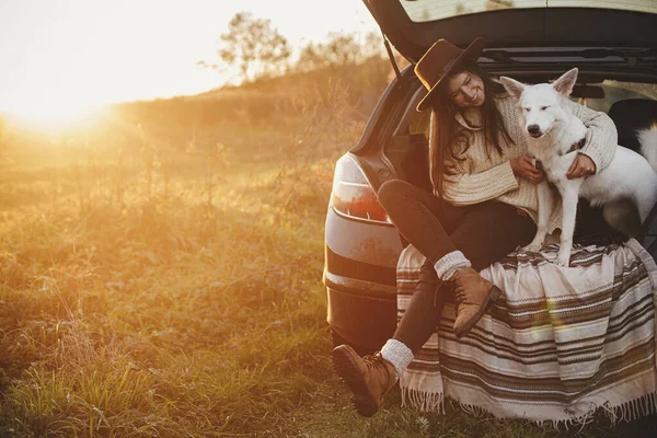 Stilvolle Frau Mit Hut Und Pullover Sitzt Und Umarmt Niedlichen — Stockfoto