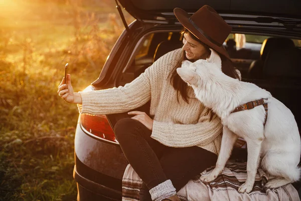 Viagem Outono Com Animal Estimação Mulher Hipster Elegante Tirar Foto — Fotografia de Stock