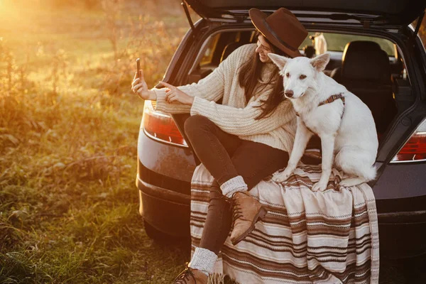 Herbst Roadtrip Mit Haustier Stilvolle Hipster Frau Macht Selfie Foto — Stockfoto
