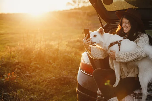 Stilvolle Hipster Frau Macht Selfie Foto Mit Süßem Hund Kofferraum — Stockfoto