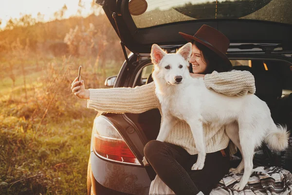Herbst Roadtrip Mit Haustier Und Reise Stilvolle Hipster Frau Macht — Stockfoto