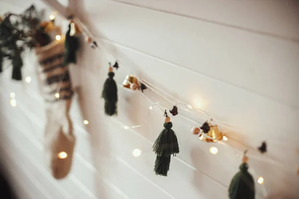 Stílusos Karácsonyi Koszorú Harangokkal Rusztikus Harisnya Fenyőággal Karácsonyi Fények Falon — Stock Fotó