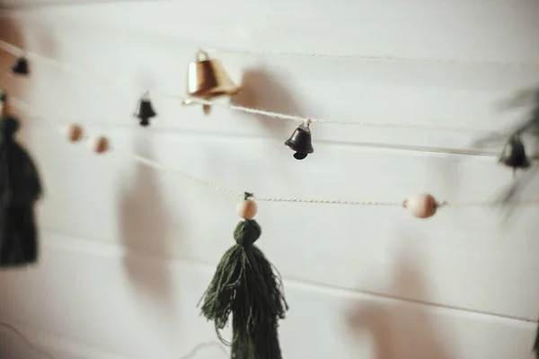 Elegante Guirnalda Navidad Cerca Con Árboles Hechos Mano Campanas Pared — Foto de Stock