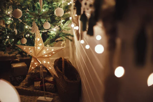 Árvore Natal Elegante Decorada Com Bugigangas Brancas Modernas Ornamentos  Boho fotos, imagens de © Sonyachny #524312314