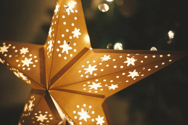Estrella Navidad Cerca Fondo Del Árbol Navidad Las Luces Sala —  Fotos de Stock