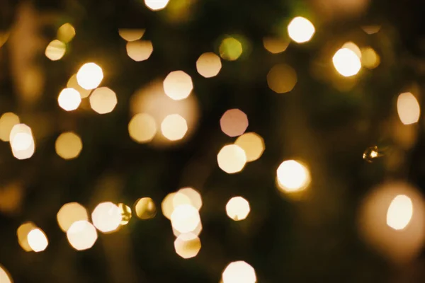 황금빛 크리스마스 불빛이 퍼지고 있습니다 크리스마스의 추상적 장식된 크리스마스 트리의 — 스톡 사진