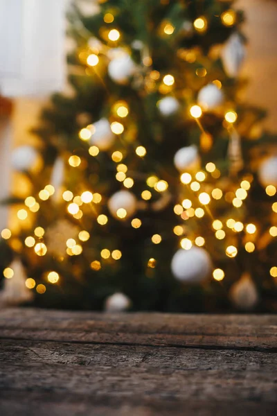 Noel Arkaplanı Yılbaşı Ağacının Arka Planında Kırsal Ahşap Işıklar Altın — Stok fotoğraf