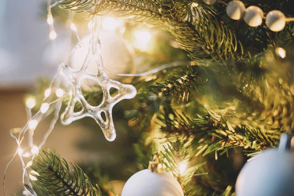 Сучасні Скляні Різдвяні Прикраси Дерев Яна Гірлянда Білі Жалюзі Золоті — стокове фото